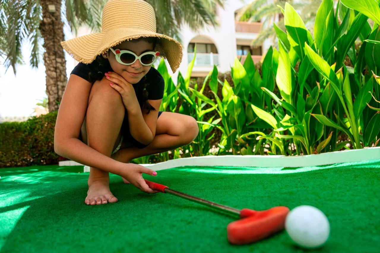 シャングリ ラ バール アル ジサ リゾート ＆ スパ マスカット エクステリア 写真 A woman playing mini golf