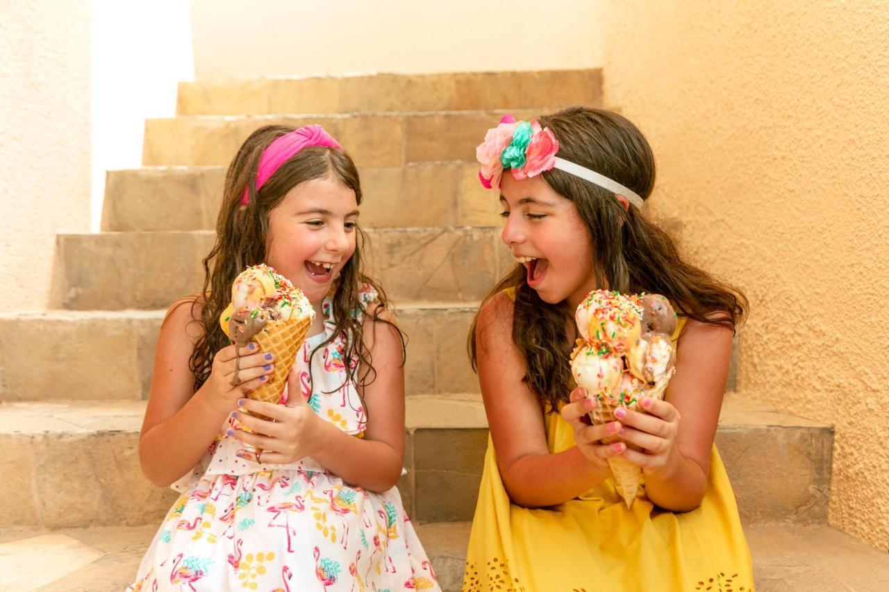 シャングリ ラ バール アル ジサ リゾート ＆ スパ マスカット エクステリア 写真 Two girls eating ice cream