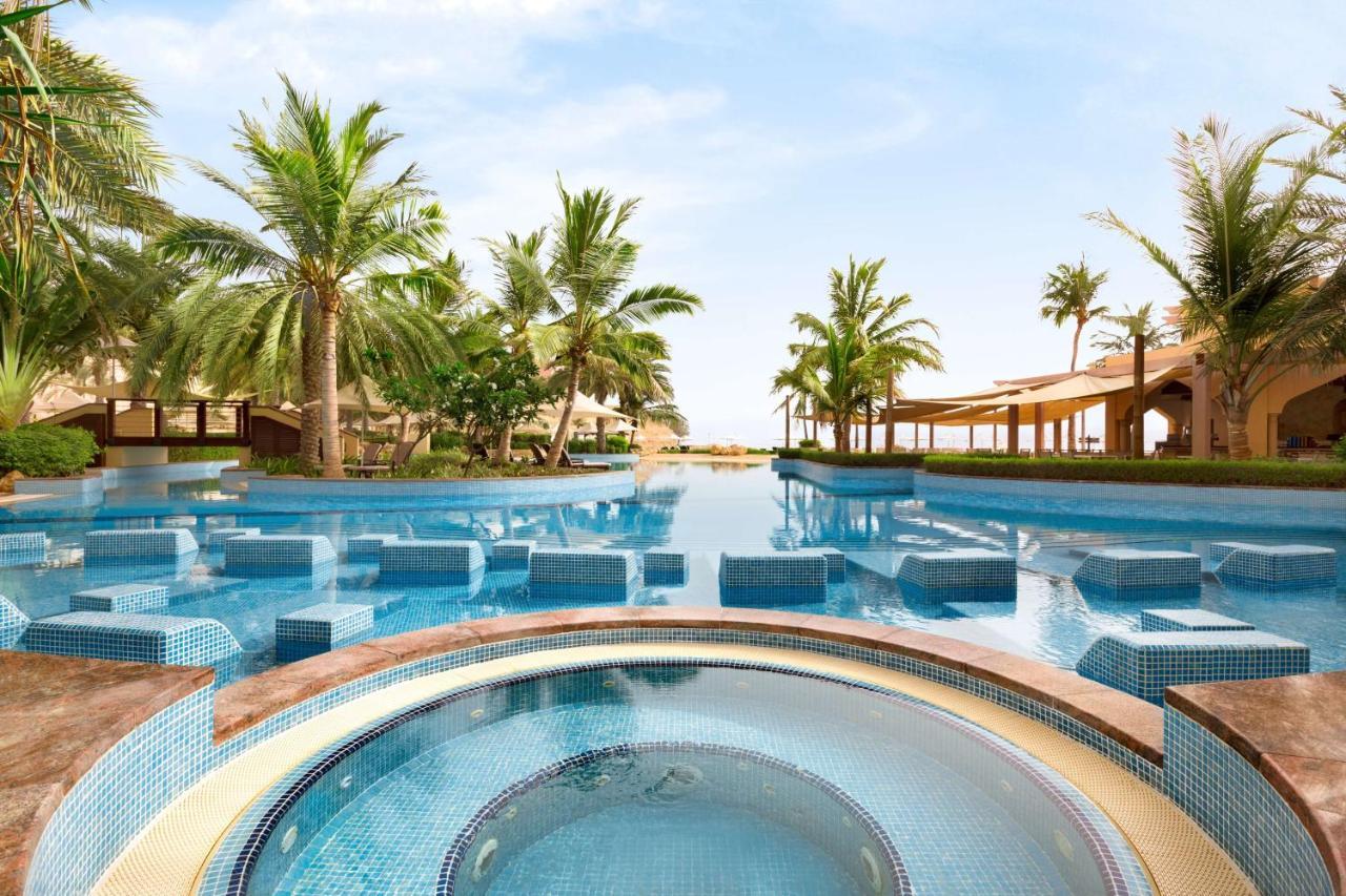 シャングリ ラ バール アル ジサ リゾート ＆ スパ マスカット エクステリア 写真 The swimming pool at the resort