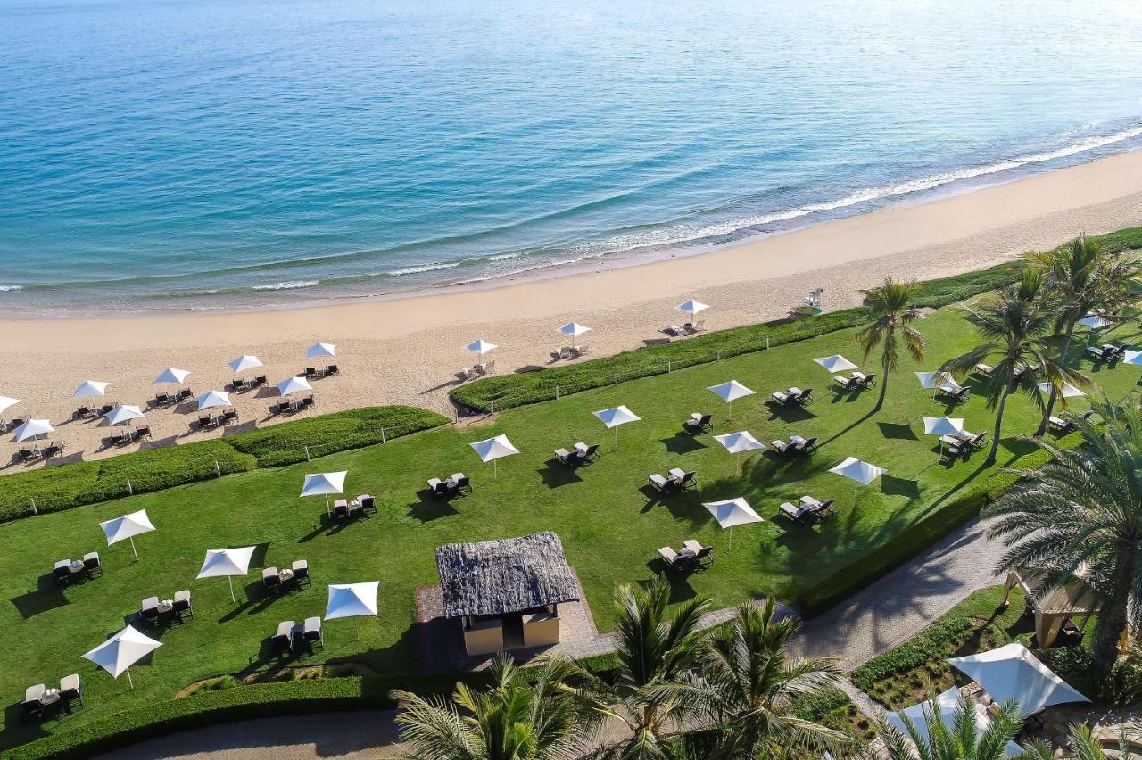 シャングリ ラ バール アル ジサ リゾート ＆ スパ マスカット エクステリア 写真 The beach at the Four Seasons Resort