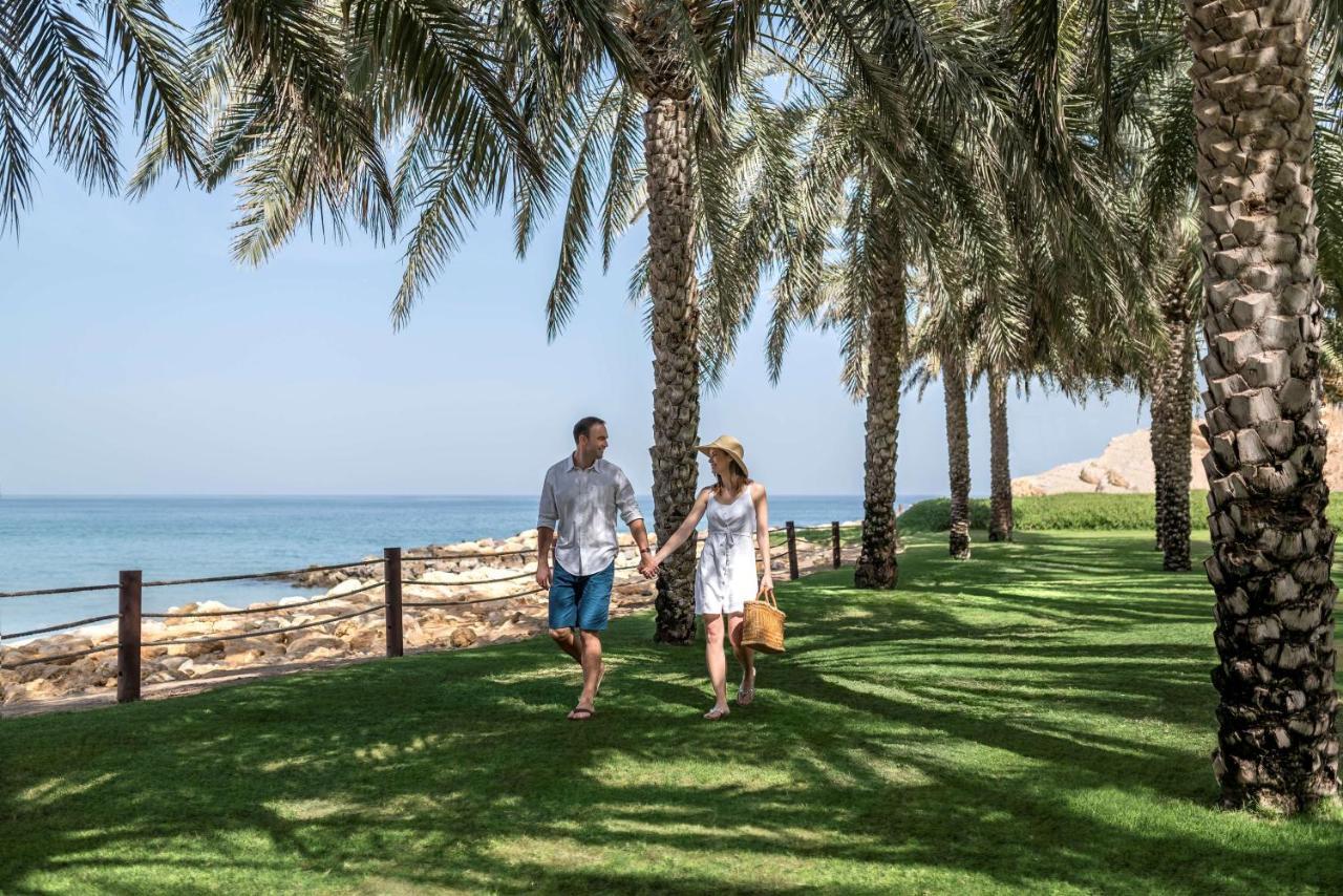 シャングリ ラ バール アル ジサ リゾート ＆ スパ マスカット エクステリア 写真 The beach at the resort