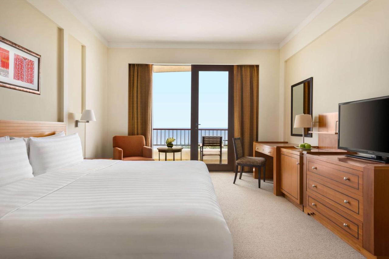 シャングリ ラ バール アル ジサ リゾート ＆ スパ マスカット エクステリア 写真 A guest room at the Jumeirah Beach Hotel