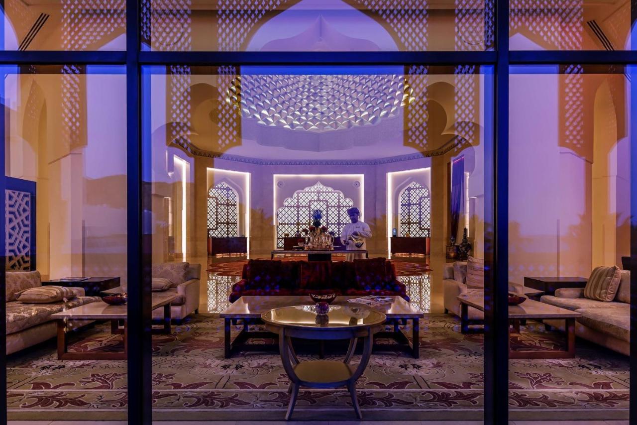 シャングリ ラ バール アル ジサ リゾート ＆ スパ マスカット エクステリア 写真 The hotel's lobby