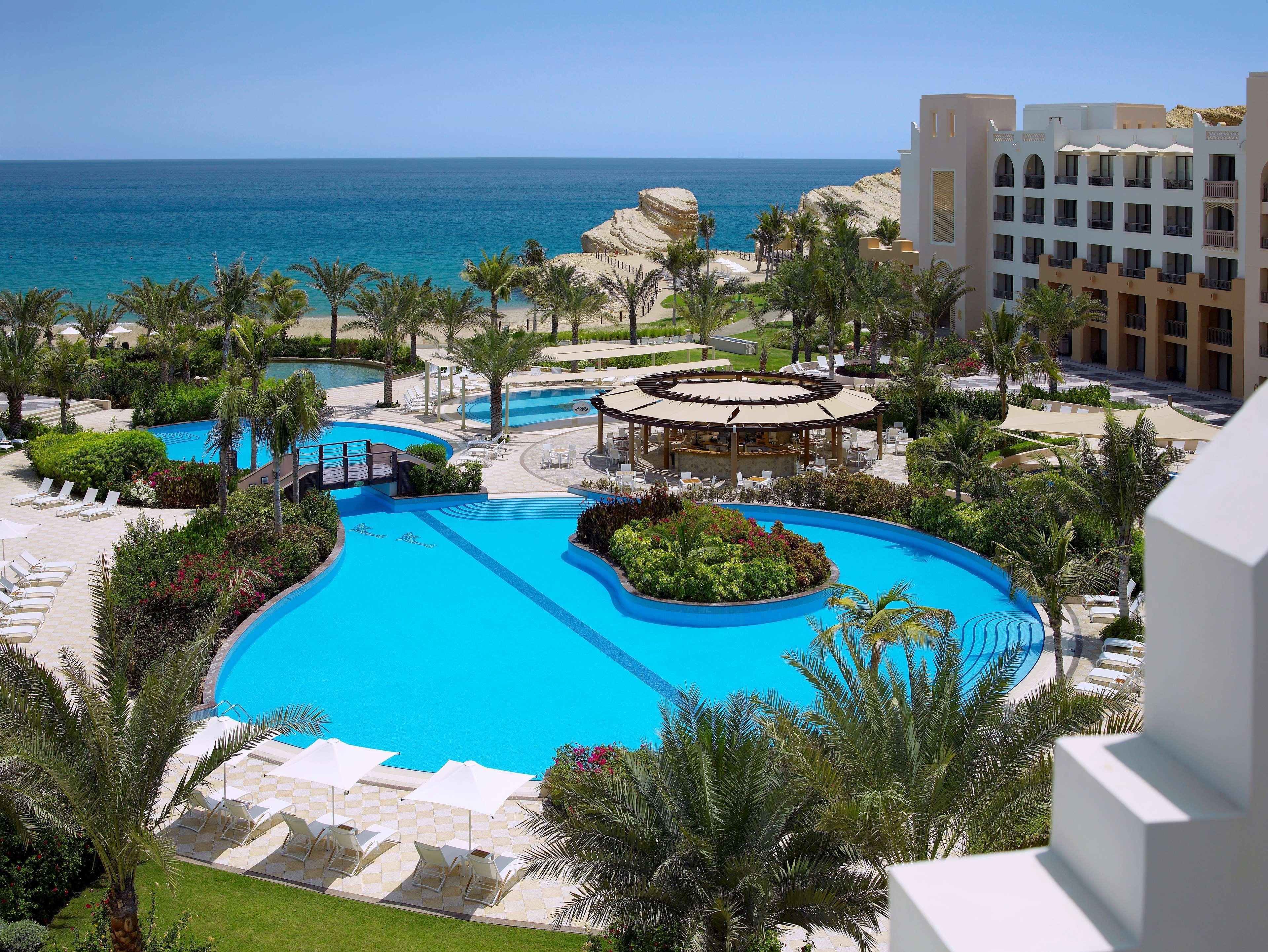 シャングリ ラ バール アル ジサ リゾート ＆ スパ マスカット エクステリア 写真 The pool at the Hilton Alexandria Golf Resort