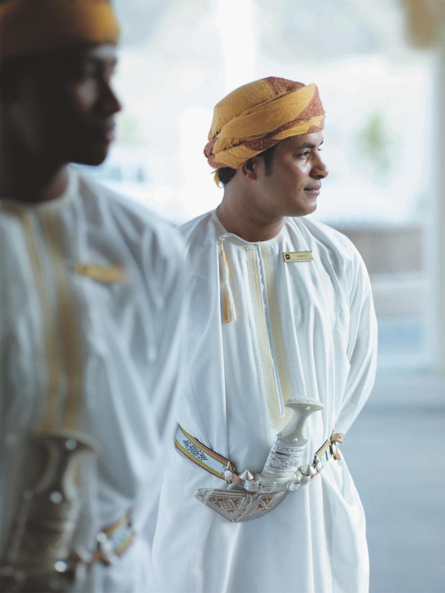 シャングリ ラ バール アル ジサ リゾート ＆ スパ マスカット エクステリア 写真 Omani men wearing the dishdasha