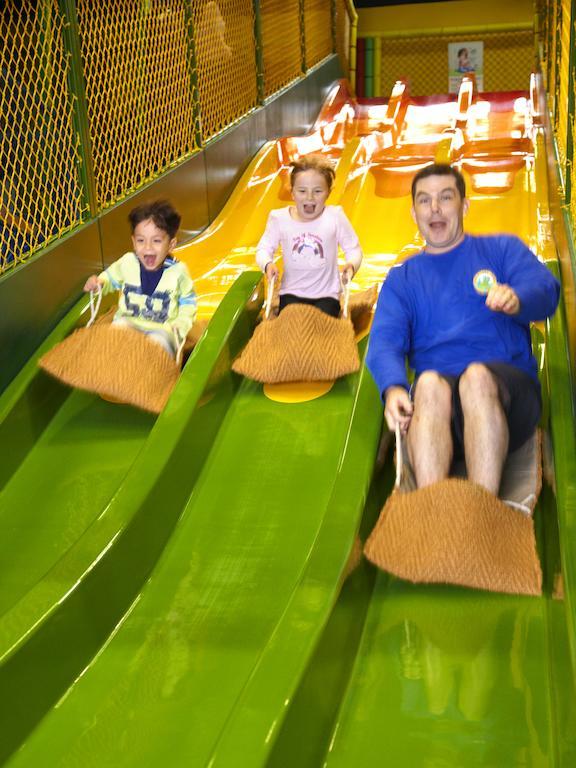 シャングリ ラ バール アル ジサ リゾート ＆ スパ マスカット エクステリア 写真 Family on a slide