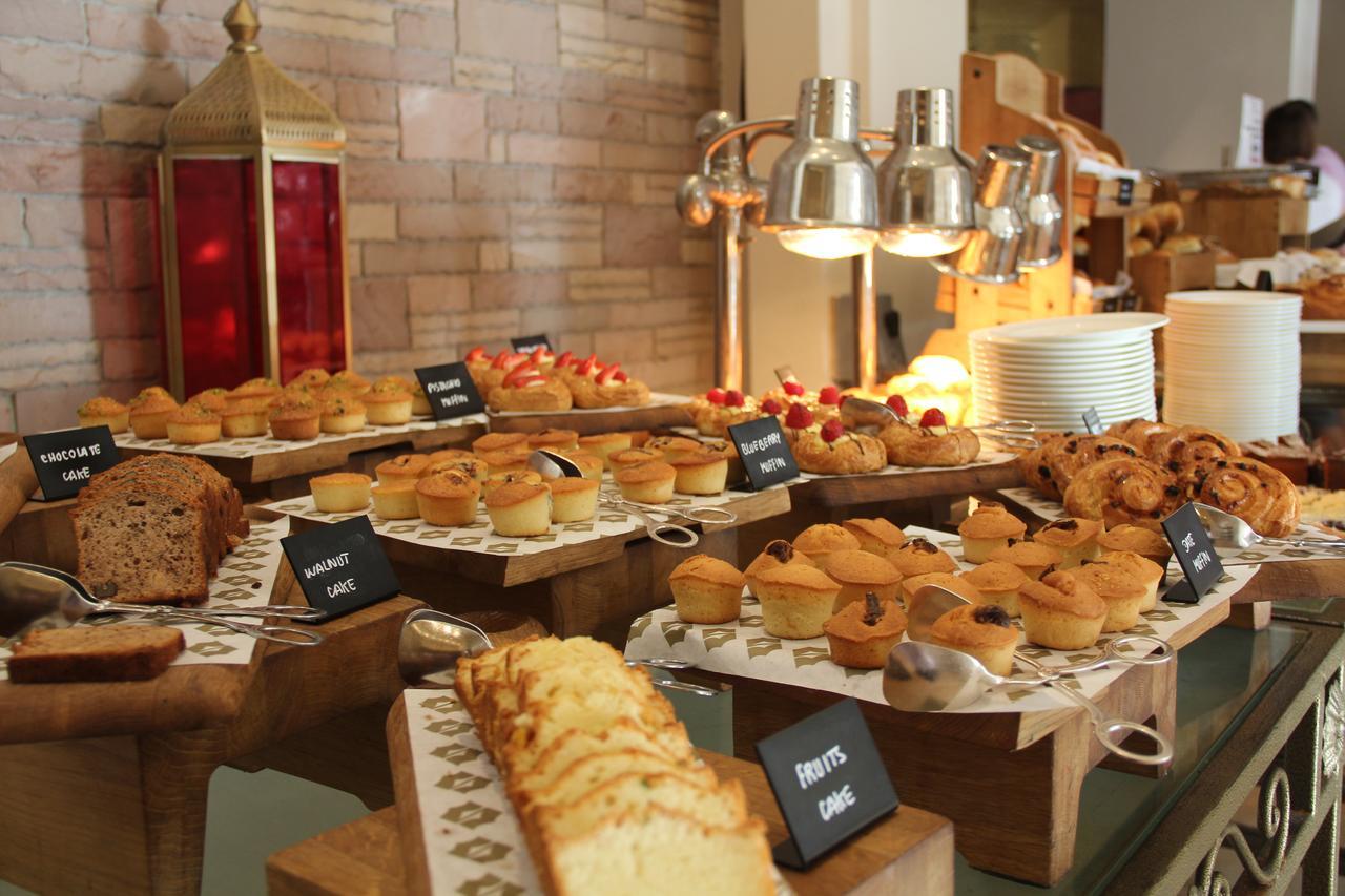 シャングリ ラ バール アル ジサ リゾート ＆ スパ マスカット エクステリア 写真 A buffet of cakes