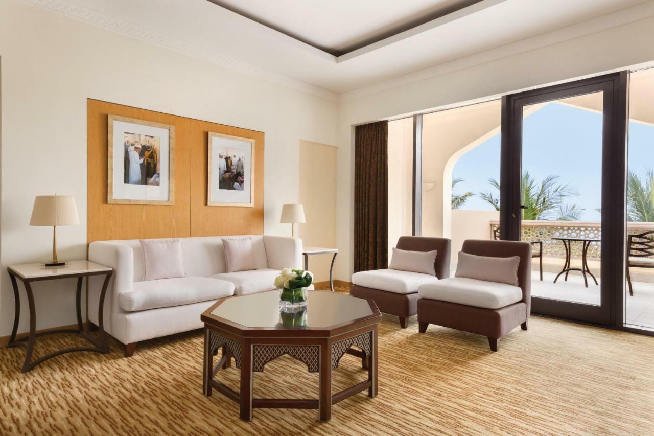 シャングリ ラ バール アル ジサ リゾート ＆ スパ マスカット エクステリア 写真 A living room in a suite at the Jumeirah Beach Hotel