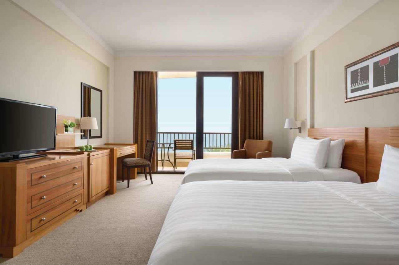 シャングリ ラ バール アル ジサ リゾート ＆ スパ マスカット エクステリア 写真 A guest room at the Hilton Athens