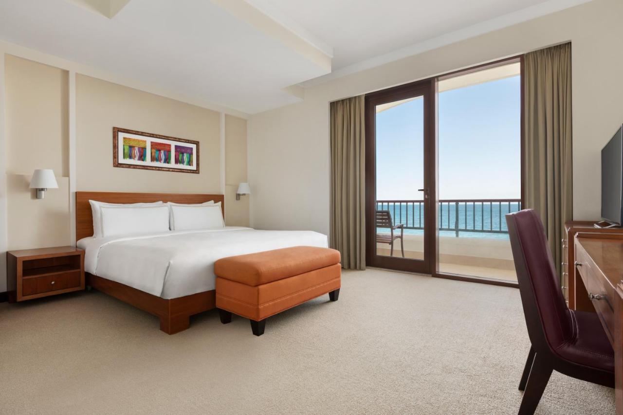 シャングリ ラ バール アル ジサ リゾート ＆ スパ マスカット エクステリア 写真 A guest room at the Hilton San Diego Bayfront