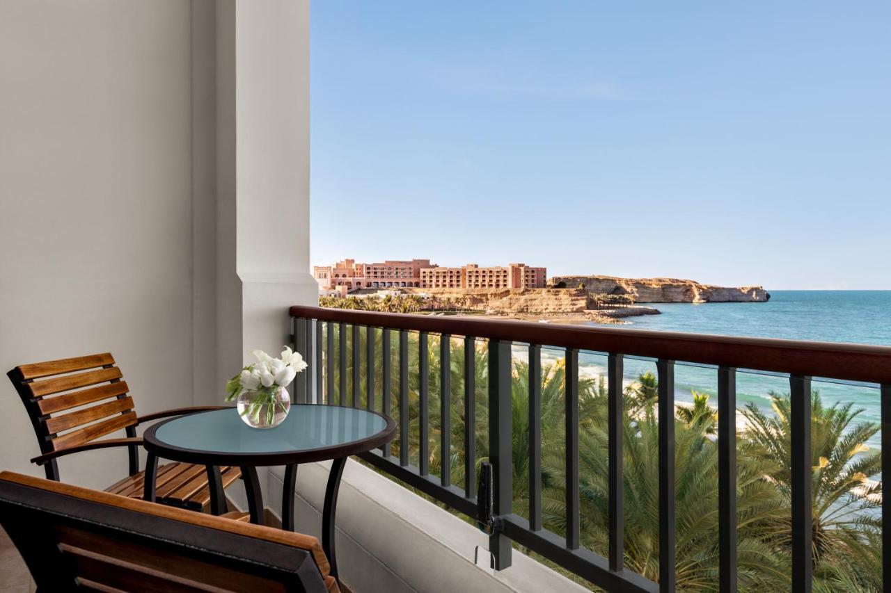 シャングリ ラ バール アル ジサ リゾート ＆ スパ マスカット エクステリア 写真 A balcony at the Hilton Sharm El Sheikh Resort
